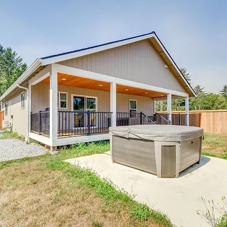 Westport Vacation Rental With Private Hot Tub!